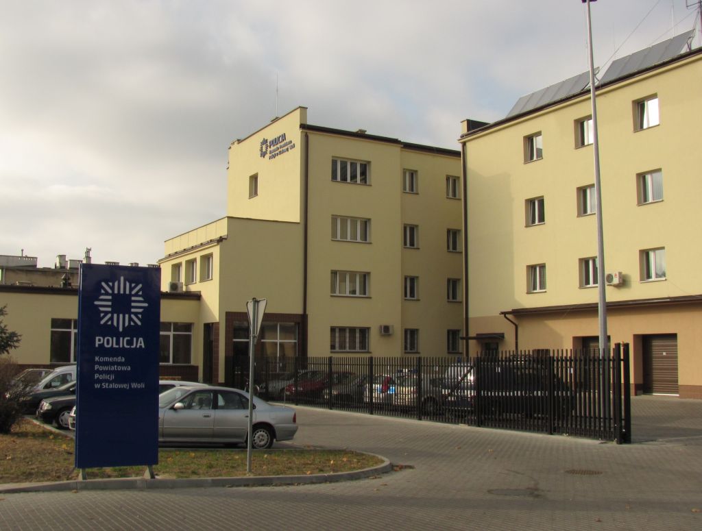Zdjęcie przedstawia budynek główny Komendy Powiatowej Policji w Stalowej Woli